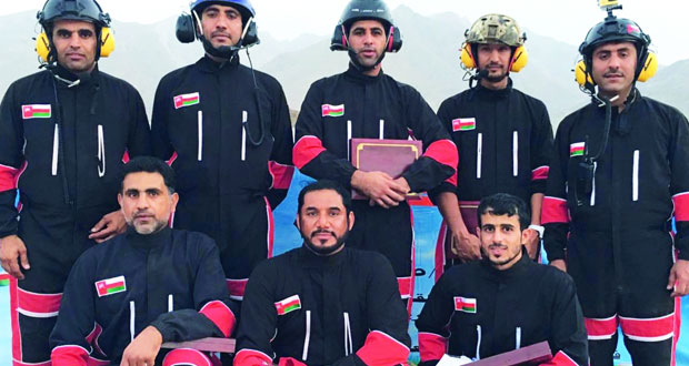 فريق الطيران الشراعي العماني يتوج مسيرة مظفرة من النتائج والإنجازات الكبيرة