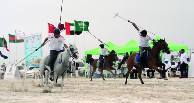 إثارة كبيرة تشهدها فعاليات البطولة الخليجية لالتقاط الأوتاد بمهرجان صلالة السياحي