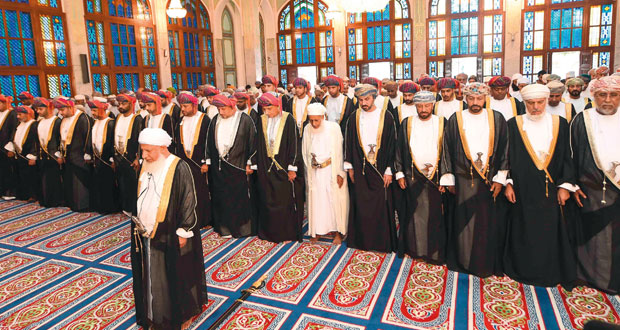 السلطنة تحتفل بأول أيام عيد الفطر يؤدي الصلاة بمسجد الخور