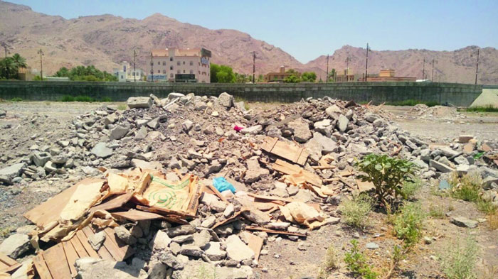 "رمي مخلفات مواد البناء" في وادي الابيض و فلج دارس بنزوى .. ظاهرة تبحث عن حل