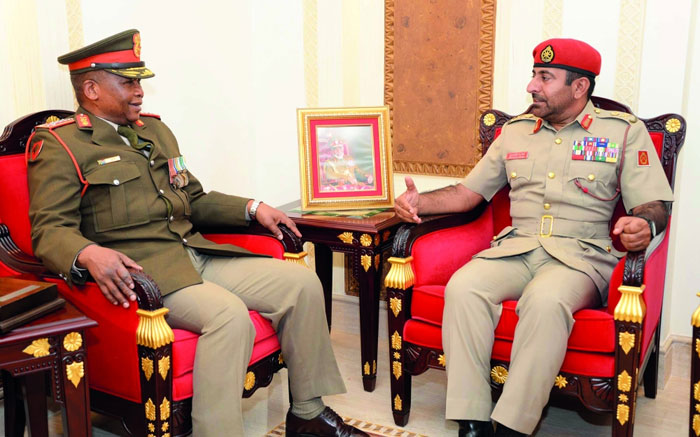  قائد الجيش السلطاني العماني يستقبل رئيس جيش جنوب أفريقيا