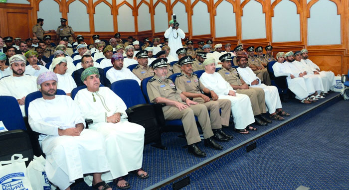 استعراض مختلف التسهيلات التي تقدمها الإدارة العامة للجمارك بشرطة عمان السلطانية