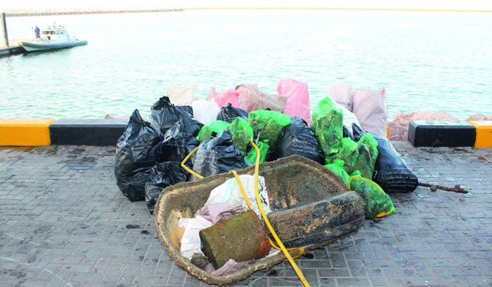 حملة توعوية لتنظيف ميناء الصيد البحري بصحار