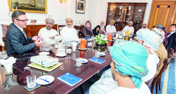 منح ثمانية عمانيين موهوبين منحة دراسية كاملة للحصول على درجة الماجستير فـي المملكة المتحدة