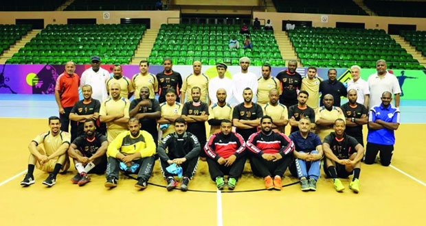  صالة مجمع بوشر الرياضي تحتضن لقاء حكام السلطنة والإمارات في كرة اليد