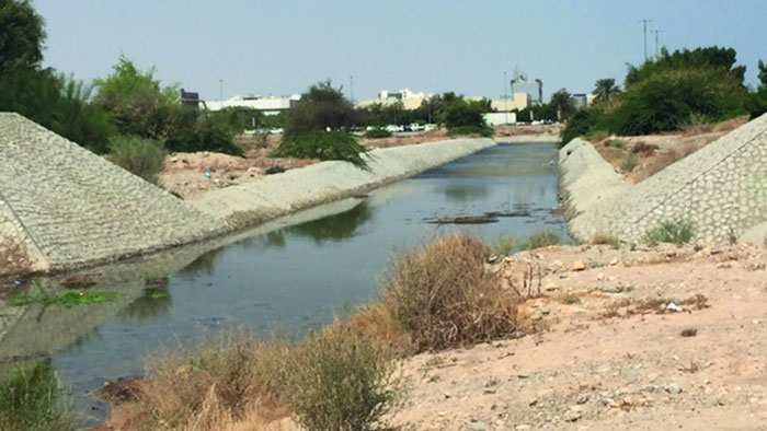 تدفق كميات كبيرة من المياه بالقرب من المنطقة المحاذية لجسر العذيبة