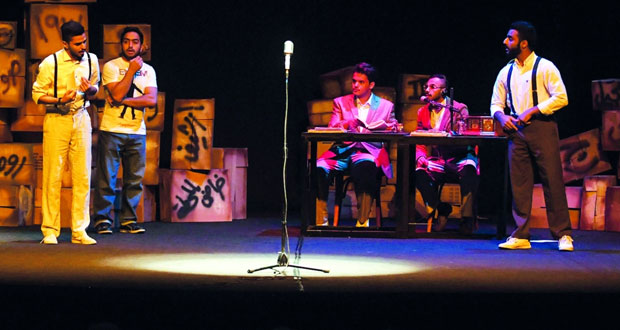 "عبر الأثير" عرض مسرحي يعود بالزمن 80 عاما