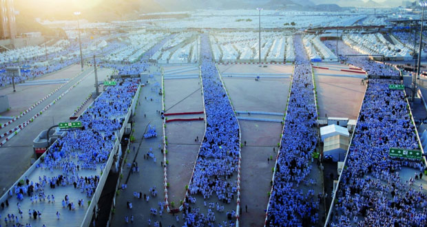 حجاج بيت الله الحرام يؤدون جمرة العقبة