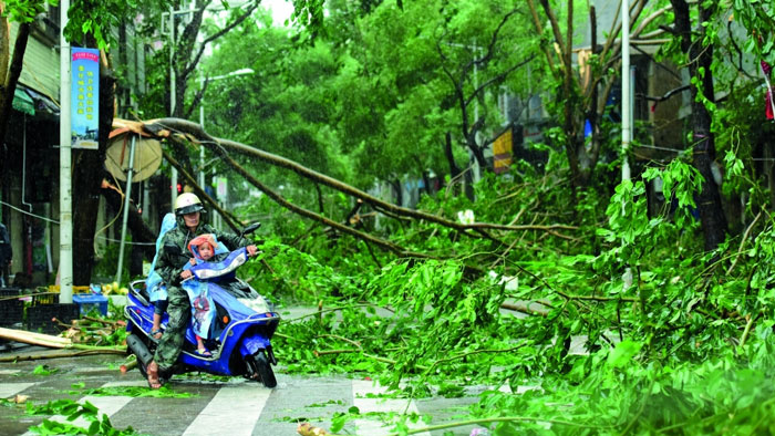 إغلاق المدارس وتوقف النقل مع وصول الإعصار ساريكا إلى إقليم صيني