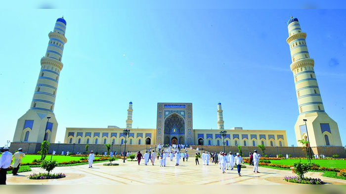 بتكليف من جلالة السلطان وزير الدولة ومحافظ ظفار يفتتح جامع السلطان قابوس بولاية صحار 