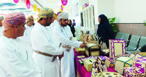 دائرة الصناعات الحرفية بجنوب الباطنة تنظم معرضاً لصناعة السعفيات بالرستاق