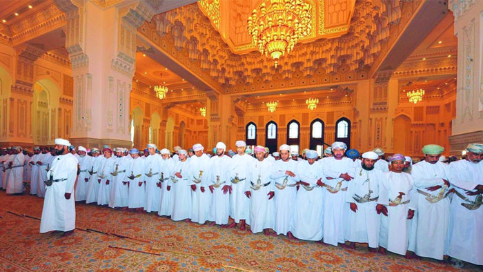 وزير الدولة ومحافظ ظفار يفتتح جامع السلطان قابوس بولاية صحار