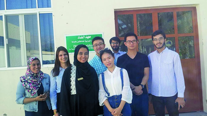 طلاب من الصين والنمسا يتعلمون اللغة العربية بجامعة نزوى