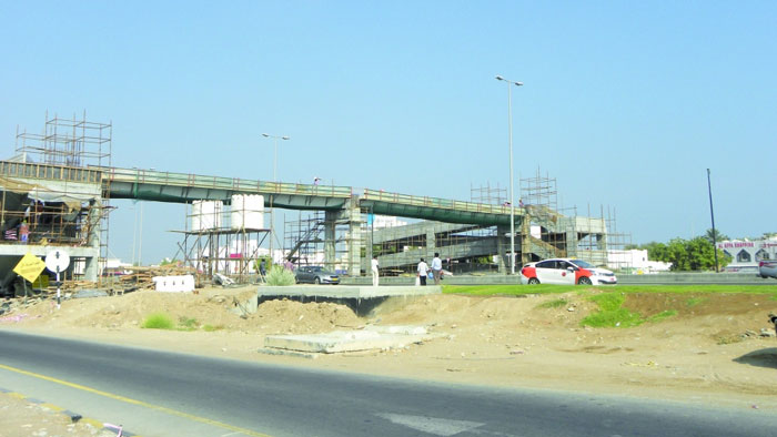 قرب انتهاء العمل فـي مشروع جسر عبور المشاة الرابط بين جنوب وشمال المعبيلة