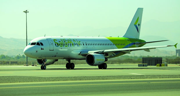 أولى طائرات طيران السلام تهبط في مطار مسقط الدولي
