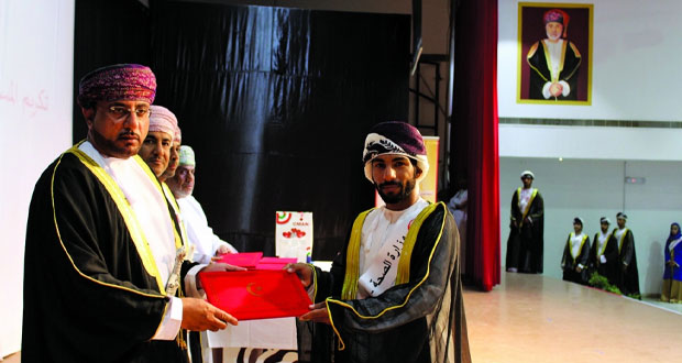  الاحتفال بتخريج الدفعة التاسعة عشرة من خريجي معهد الرستاق للتمريض