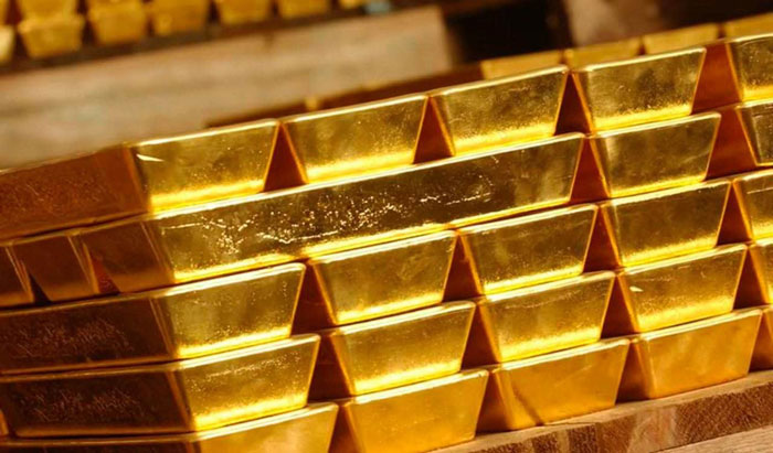 الذهب يقترب من أعلى مستوياته في شهر مع تراجع الدولار