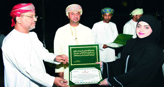 المدعي العام يكرّم موظفي الادعاء العام بمحافظة ظفار