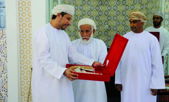 تزكية عبدالله الهنائي رئيسا لادارة فريق بلادسيت بنادي بهلاء لفترة رابعة على التوالي