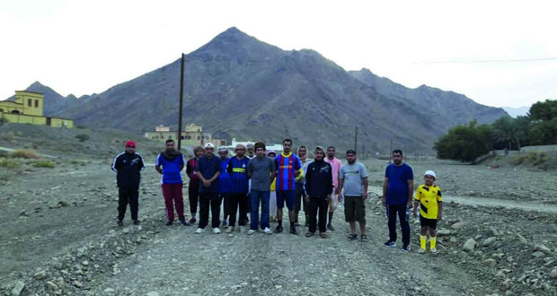  شباب حي السرح بولاية الرستاق ينظمون مسيرا رياضيا مشيا على الأقدام