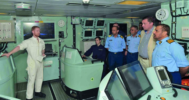 قائد البحرية السلطانية العمانية يزور موقع التمرين البحري " خنجر حاد "