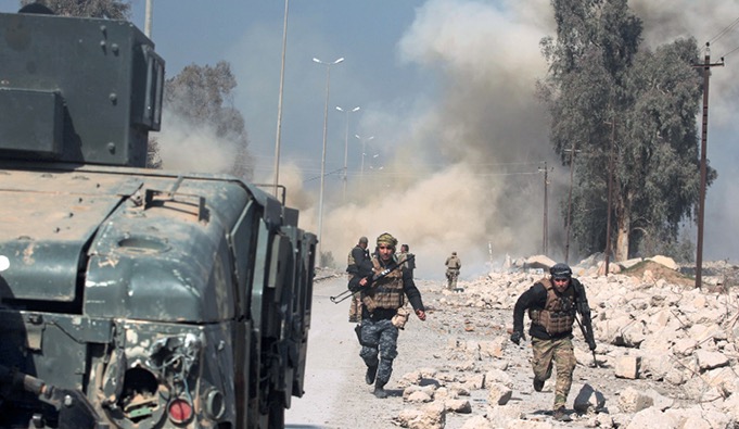 العراق: القوات داخل مطار الموصل وجهود لكشف الألغام والنواسف