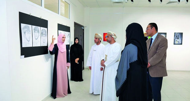 افتتاح معرض التصوير الزيتي "فن" في تطبيقية نزوى بـ 60 لوحة فنية و7 مجسمات مختلفة