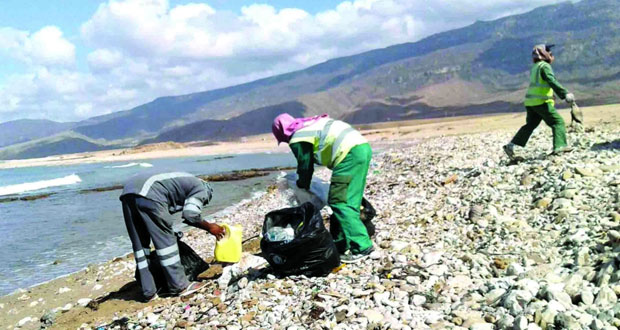 بلدية ظفار تنفذ حملة لنظافة شواطئ مرباط