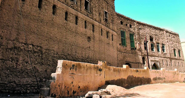 زكية اللمكية تنشئ متحفاً للمقتنيات الأثرية في قرية قصرى بالرستاق