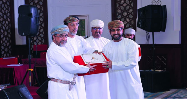 الجمعية العمانية لهواة العود تقيم حفل تكريم لأعضائها وصناع الأعواد والمؤسسات الداعمة لمسيرتها وإنجازاتها