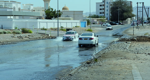 بلدية مسقط : لا يمكن التكهن بوقت توقف جريان مياه شارع الصفة بالغبرة الشمالية