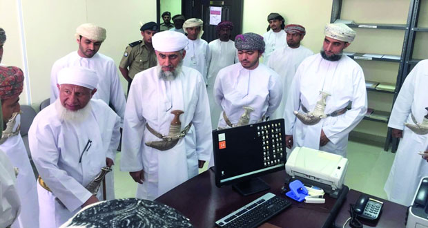 رئيس المحكمة العليا يطلع على سير العمل في مجمع المحاكم بالدقم