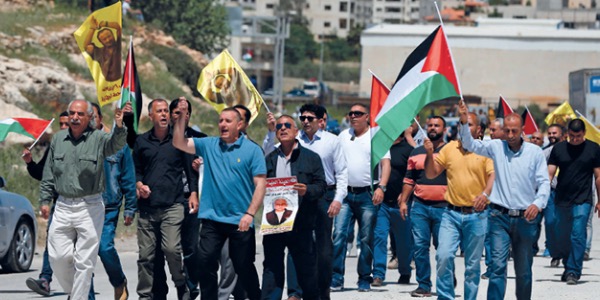الفلسطينيون ينتفضون دعما للأسرى في (الحرية والكرامة)