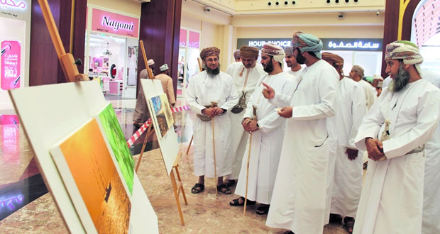 33 صورة تتناول الطبيعة وحياة الناس والقلاع والمباني القديمة والحياة البرية والبحرية