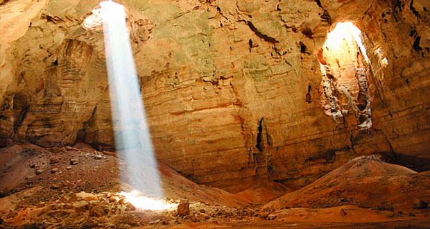الكهوف بالسلطنة.. وجهة المهتمين بالسياحة الطبيعية والباحثين عن المغامرة
