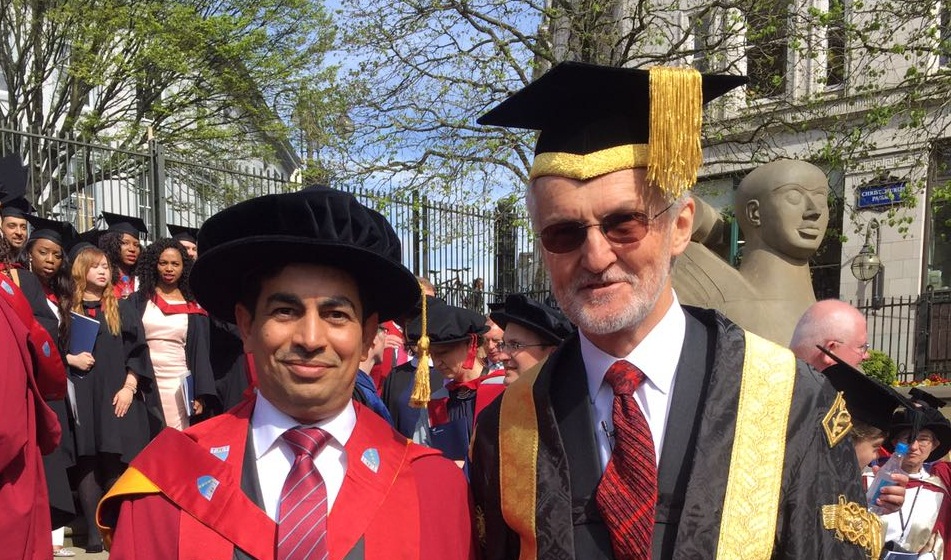 جامعة بريطانية تمنح الدكتوراة الفخرية للدكتور عبدالله الحراصن