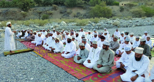 أهالي العوابي وبهلاء يؤدون صلاة الاستسقاء