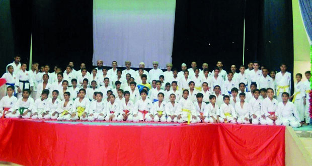 فريق الكاراتيه بنادي بهلاء يحتفل بتخريج أول دفعة من الحزام الأسود