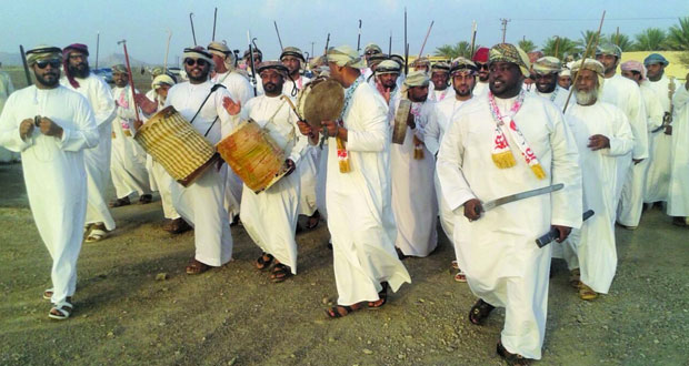 مظاهر العيد تتواصل بعدد من ولايات السلطنة وسط أهازيج شعبية وتناول وجبات متنوعة وزيارة الأرحام