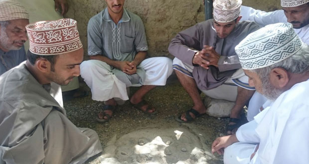 لعبة (الحواليس) احدى الألعاب الشعبية وتلقى اهتماماً كبيراً من أهالي الوادي الأعلى ببهلاء