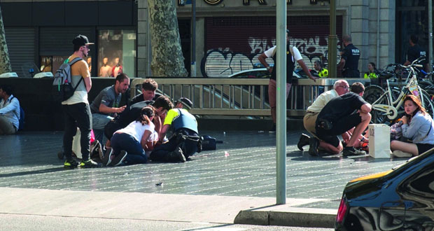 (هجمات برشلونة) : المشتبه بهم كانوا يعدون لهجوم أكبر والشرطة تقتل 5 منفذين وتبحث عن سائق الشاحنة