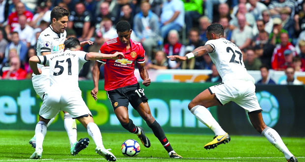 يونايتد في الصدارة وانتصارات مهمة لليفربول وستوك سيتي وليستر سيتي في الدوري الإنجليزي