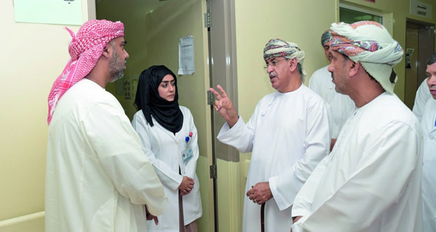 وزير الصحة يزور عـددا من المؤسسات الصحية في محافظة البريمي