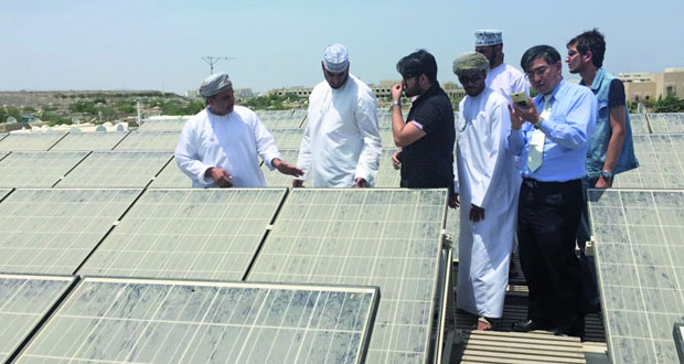 مركز التعليم الذاتي بجامعة السلطان قابوس يدرب عددا من الطلاب على كيفية الاستفادة من الطاقة الشمسية