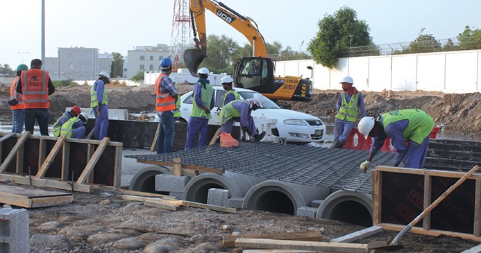 استجابة للزميلة (Oman Tribune) بلدية مسقط تشرع في اصلاح شارع الصفا بالغبرة
