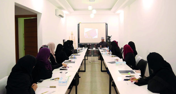 عبد العزيز المقبالي يكشف أسرار «الخط العربي الحر للمبتدئين»بالخوير
