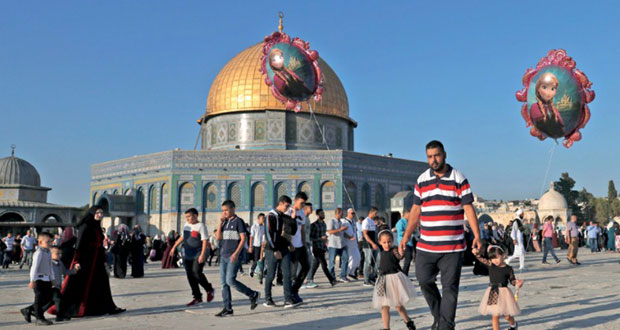 رغم معوقات الاحتلال .. الفلسطينيون يؤدون صلاة العيد في (الأقصى) 