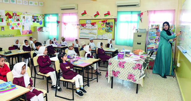 أكثر من 1700 مدرسة تضم 748 ألف طالب وطالبة و29 ألف فصل دراسي بمختلف محافظات السلطنة