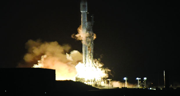 "سبايس إكس" تطلق أقمارًا اصطناعية وتستعيد صاروخها القاذف