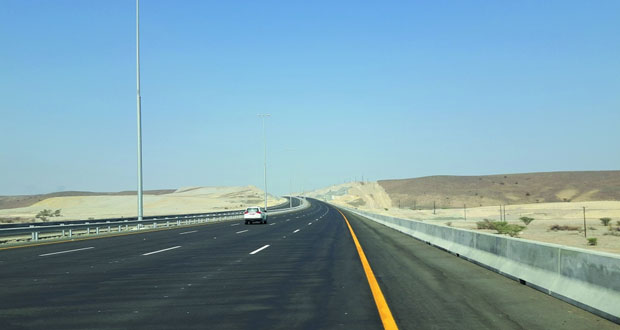 "النقل والاتصالات" تحتفل بافتتاح جزء من الطريق السريع بين ولايتي صحم وصحار بطول 27 كم